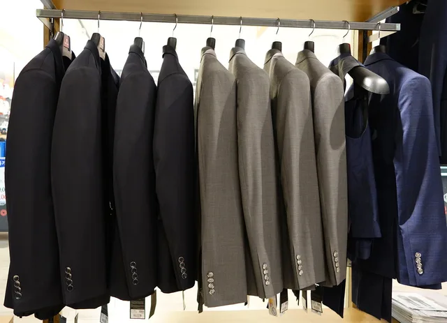 suit, menswear, store, clothing, jacket, department store, shopping, exhibition, suit, suit, menswear, jacket, jacket, jacket, jacket, jacket. Danske forbrugeres valg mellem netbutik og fysisk butik