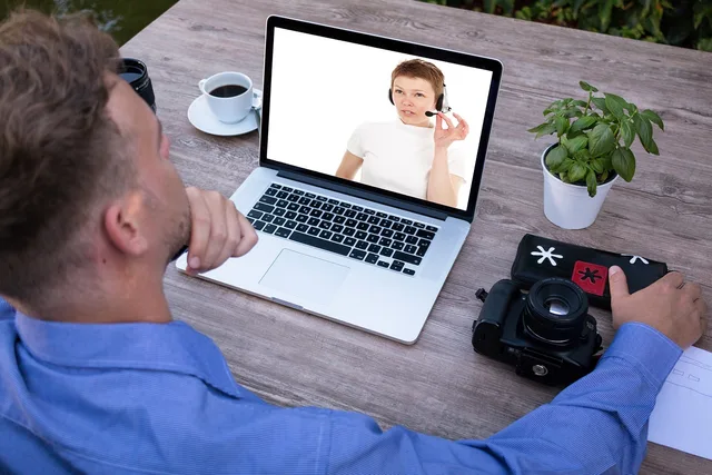webinar, video, conference, skype, call, training, elearning, learn, lesson, teacher, support, customer, service, conversation, student, online, teaching, learning, computer, laptop, man, woman, webinar, video, video, video, video, video, elearning, teacher, teacher, support, customer, conversation, teaching, learning. Kanalvalg i dansk detail og service: Hvor møder kunderne virksomheder?