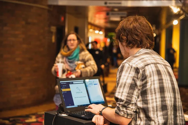 indoors, movie theatre, ticket, ticket check-in, customer, lobby, theatre, movie, computer, scanner, brown computer, brown laptop, brown movie, brown theater, brown check, ticket, lobby, lobby, scanner, scanner, scanner, scanner, scanner. Kortlæg kundens kanalrejse på tværs af touchpoints